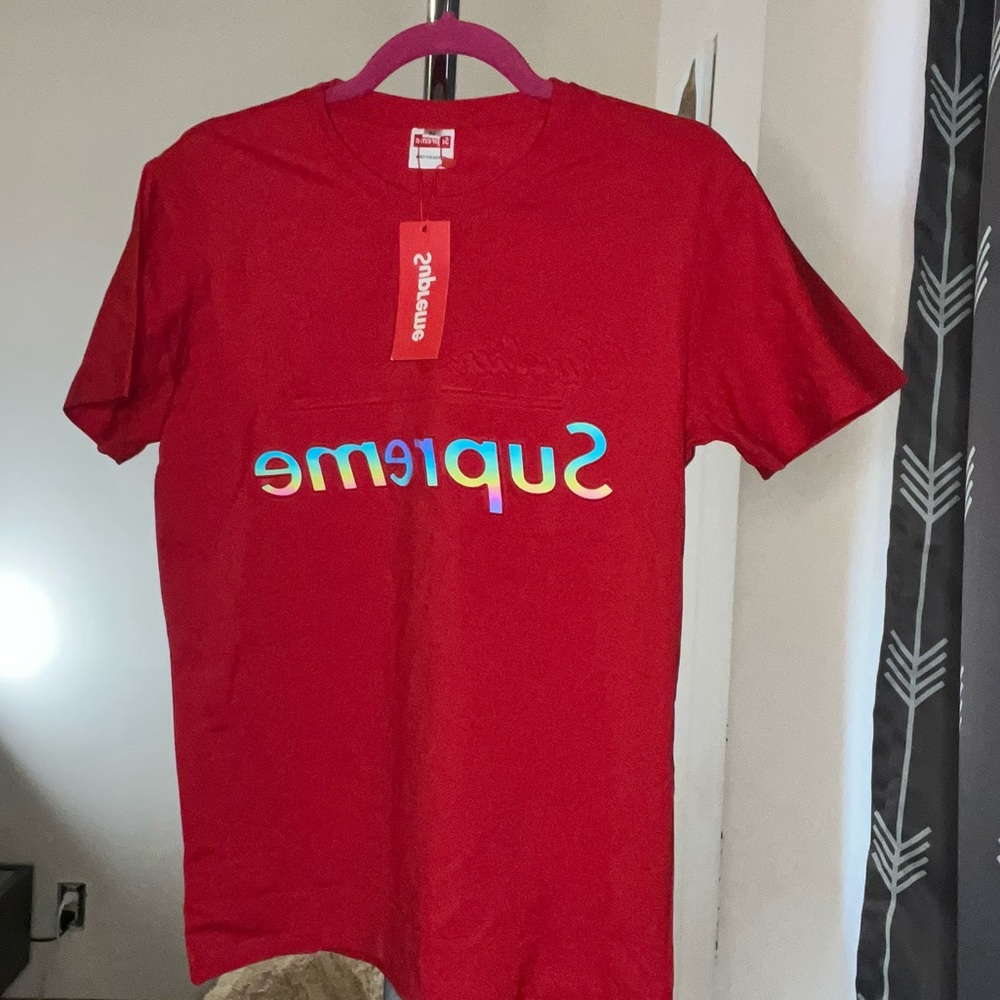 Red tshirt.